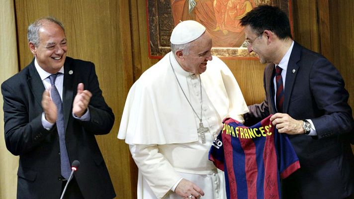 Telediario 1 - Bartomeu entrega una camiseta blaugrana al 'Papa Francesc' en su visita al Vaticano