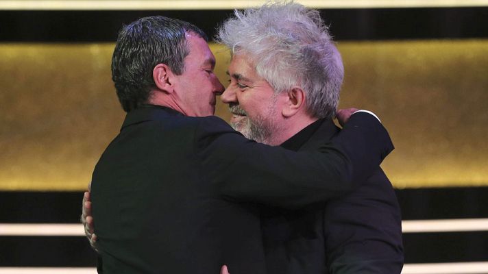 Premios Goya - Pedro Almodóvar entrega el Goya de Honor a Antonio Banderas