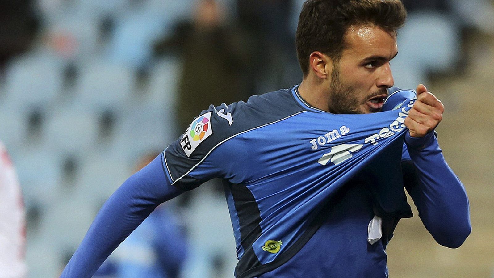 El Sevilla se ha dejado tres puntos importantes en Getafe, donde el equipo local se llevó al victoria gracias a un tanto de Pedro León en los minutos finales.