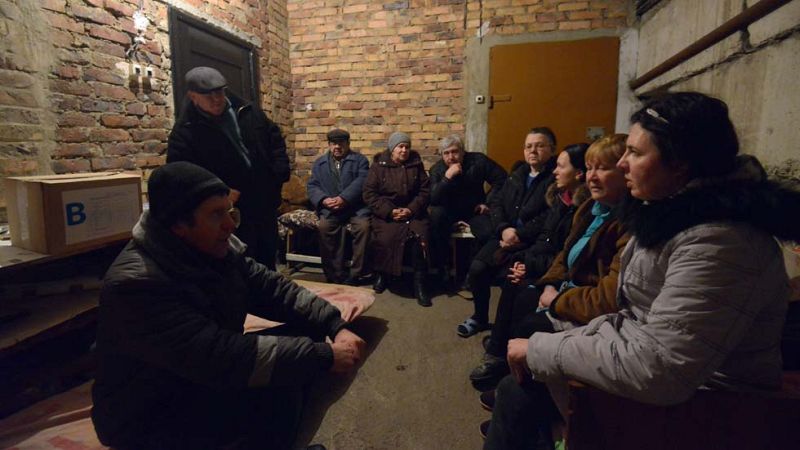 Ucranianos del este viven en el subsuelo para refugiarse de los bombardeos | Ver