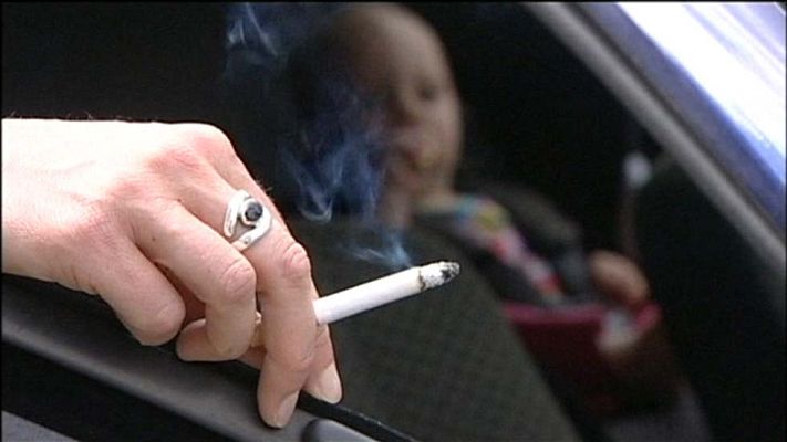 Telediario 1 - Reino Unido prohibe fumar en los coches si viajan menores