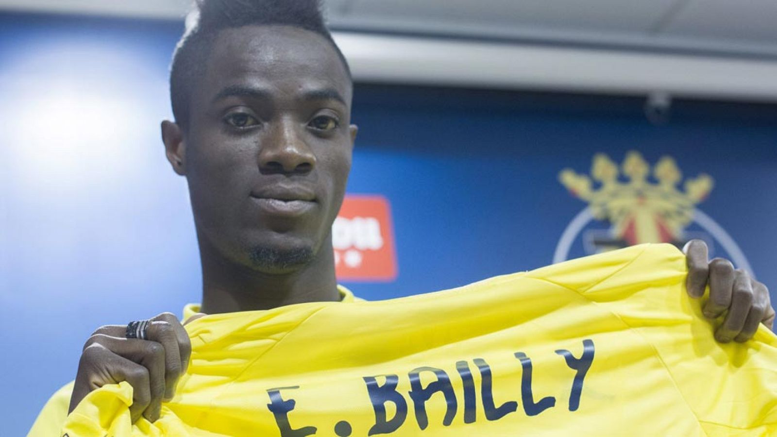 El Villareal ha presentado a su ultimo fichaje, el defensa internacional de Costa de Marfil Bailly. Tiene 21 años y juega de central. Ocupa la plaza de Gabriel, que se ha marchado al Arsenal. Villarreal, Sevilla y Valencia luchan por la cuarta plaza.