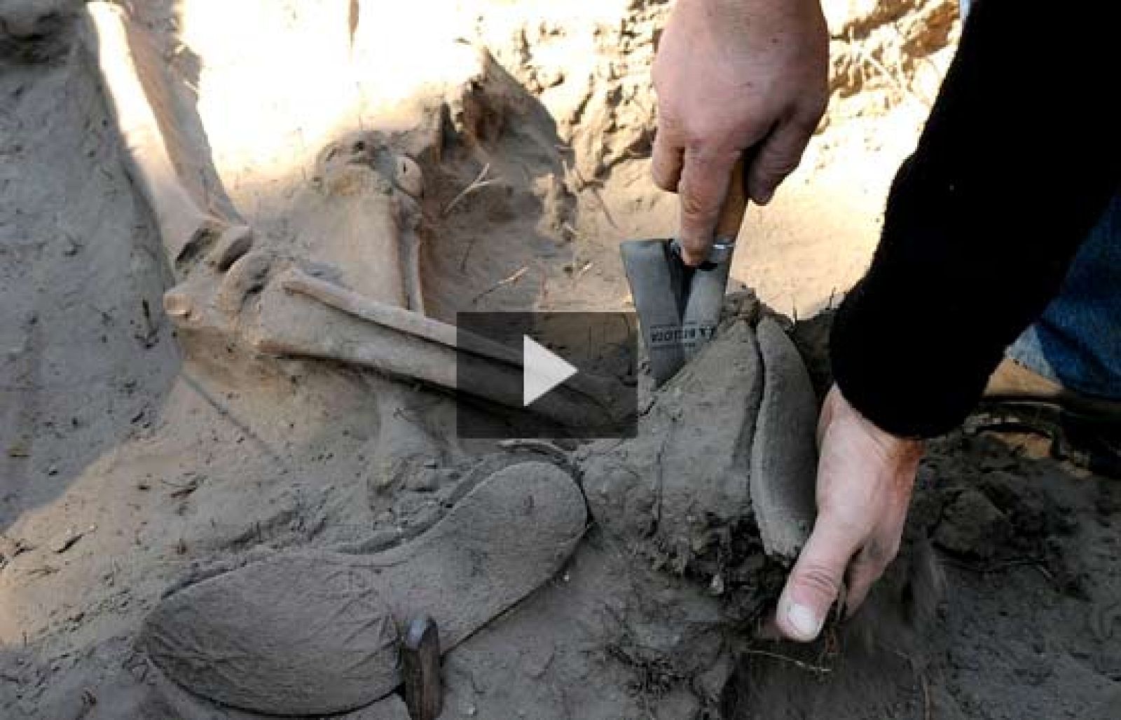 Informe Semanal analiza la decisión del juez Garzón de elaborar un censo de desaparecidos de la Guerra Civil y el franquismo.