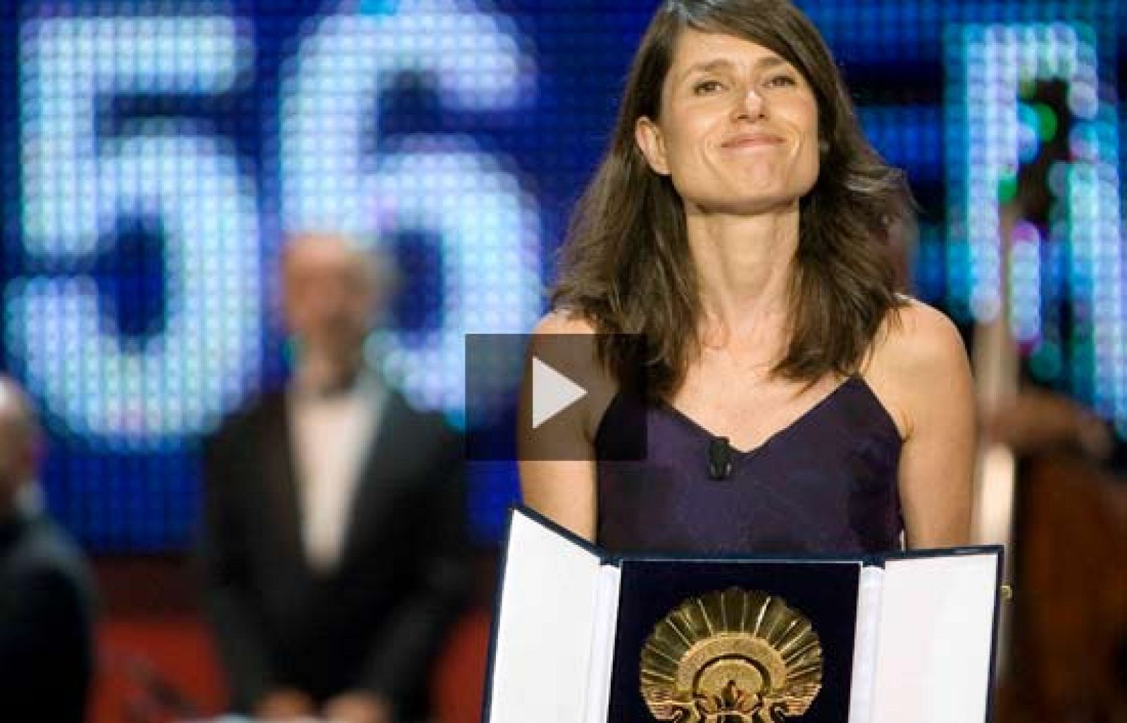 Informe Semanal repasa todos los detalles del Festival de San Sebastián que ha premiado a grandes actores como Meryl Streep y Antonio Banderas y ha premiado a la turca "La caja de Pandora" con la Concha de Oro a la mejor película.