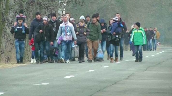 Telediario 1 - Avalancha de kosovares en las fronteras húngaras