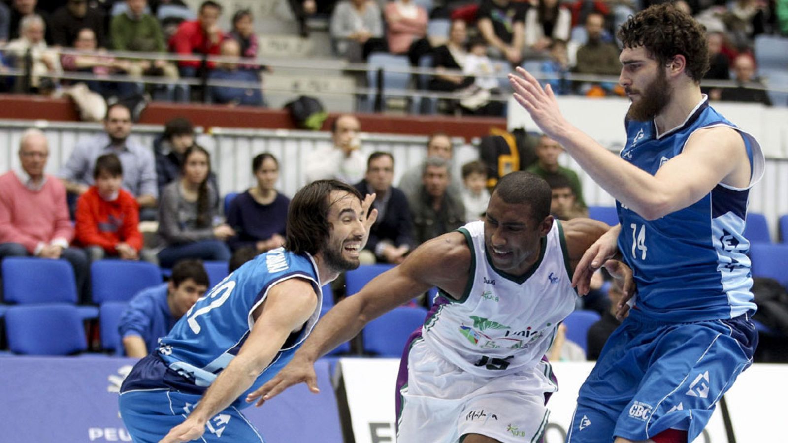 Unicaja sufre para vencer y el Barça arrolla en Badalona | Ver