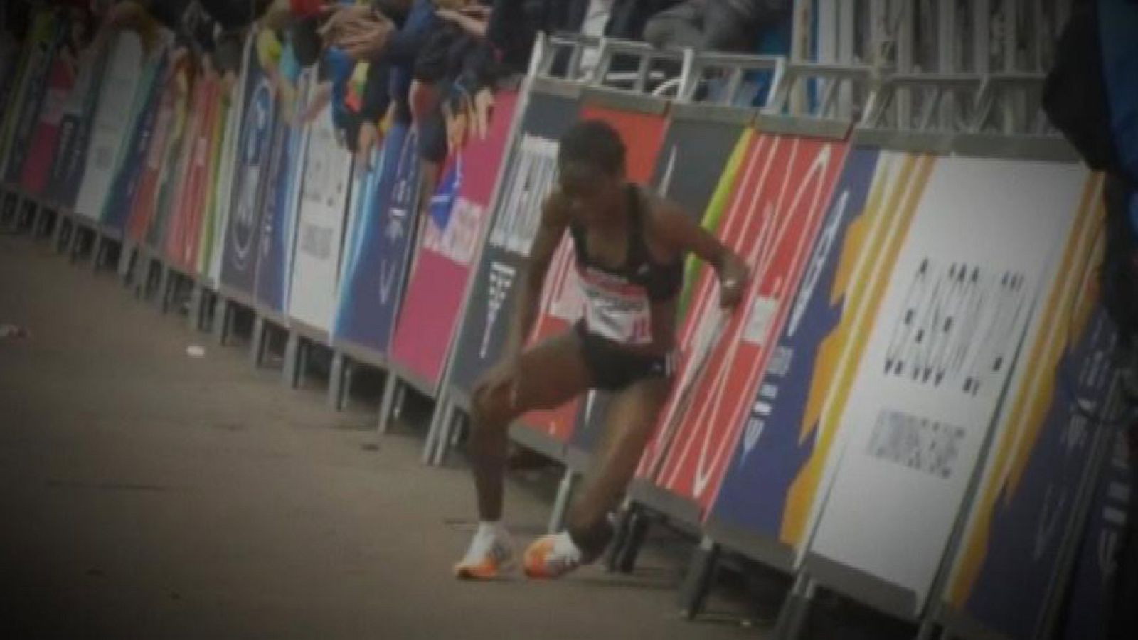 Estamos en los últimos metros del maratón de Austin, en Estados Unidos. La keniana Hyvon Ngetich se quedó sin fuerzas. Apenas le quedaban unos metros y no se podía mantener en pie. Los asistentes fueron con una silla de ruedas para ayudarla, pero se