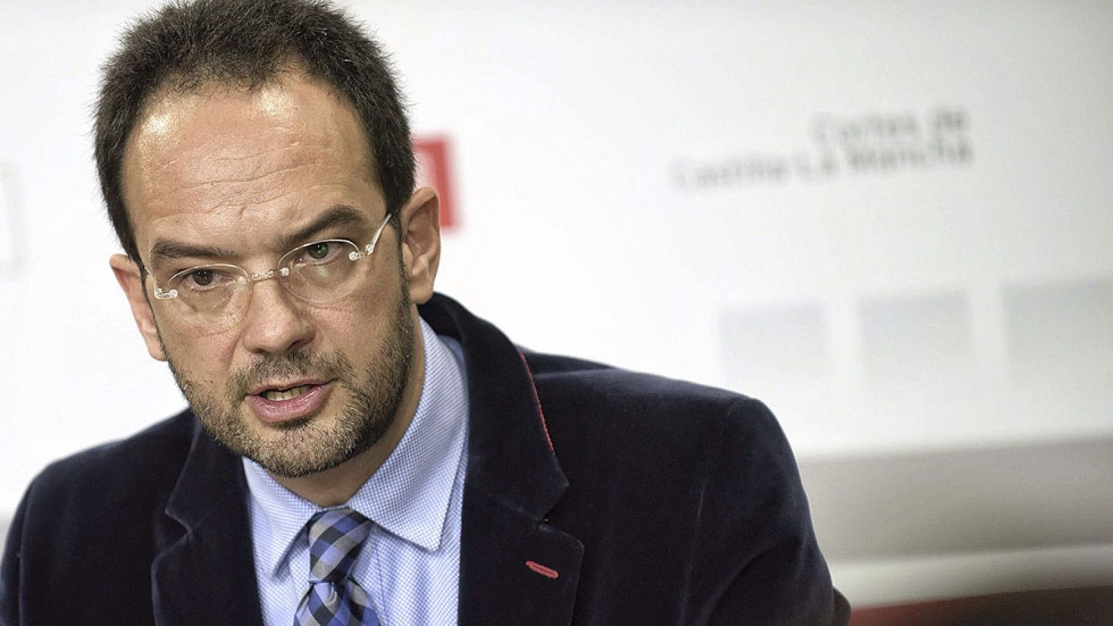 El PSOE descarta pedirles a Chaves y Griñan que dejen su acta y el PP pide a Sánchez que 'saque la fregona' en Andalucía