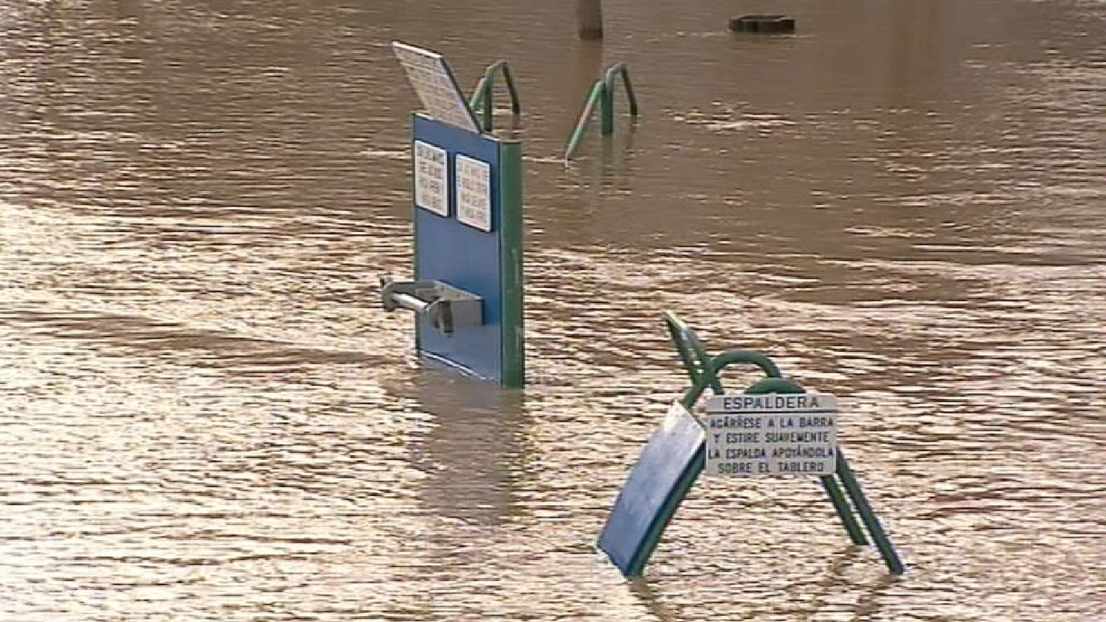 El deshielo de las últimas nevadas y las lluvias caídas aumentan el caudal del Ebro drásticamente