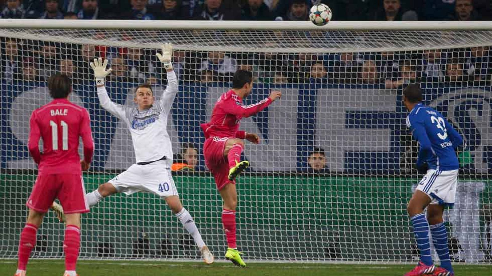 El delantero portugués del Real Madrid Cristiano Ronaldo ha marcado el primer gol al Schalke 04 en el minuto 26 de juego, tras rematar de cabeza un centro de Carvajal desde la banda derecha.