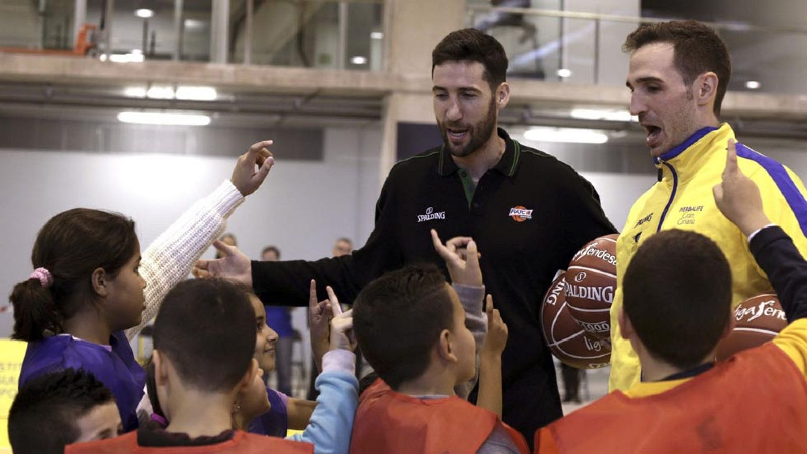 El baloncesto, como terapia para niños en riesgo de exclusión | Ver