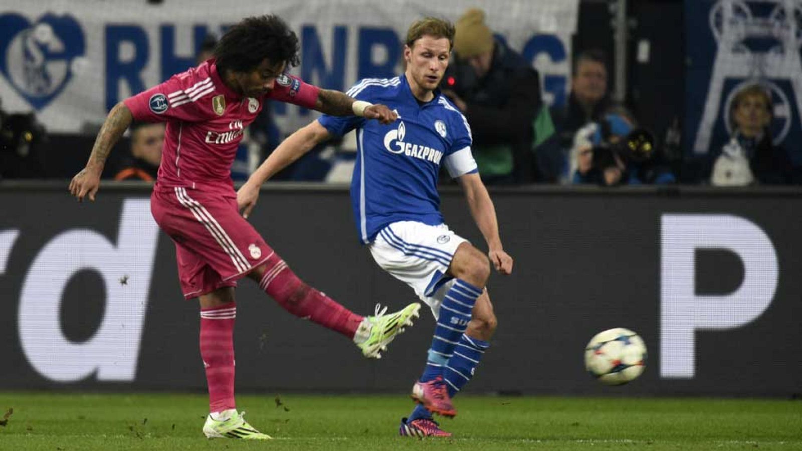 El lateral brasileño del Real Madrid Marcelo ha marcado el 0-2 ante el Schalke en el minuto 79 de juego, con un zapatazo que se ha colado por la escuadra de la portería defendida por Wellenreuther. 18-02-2015