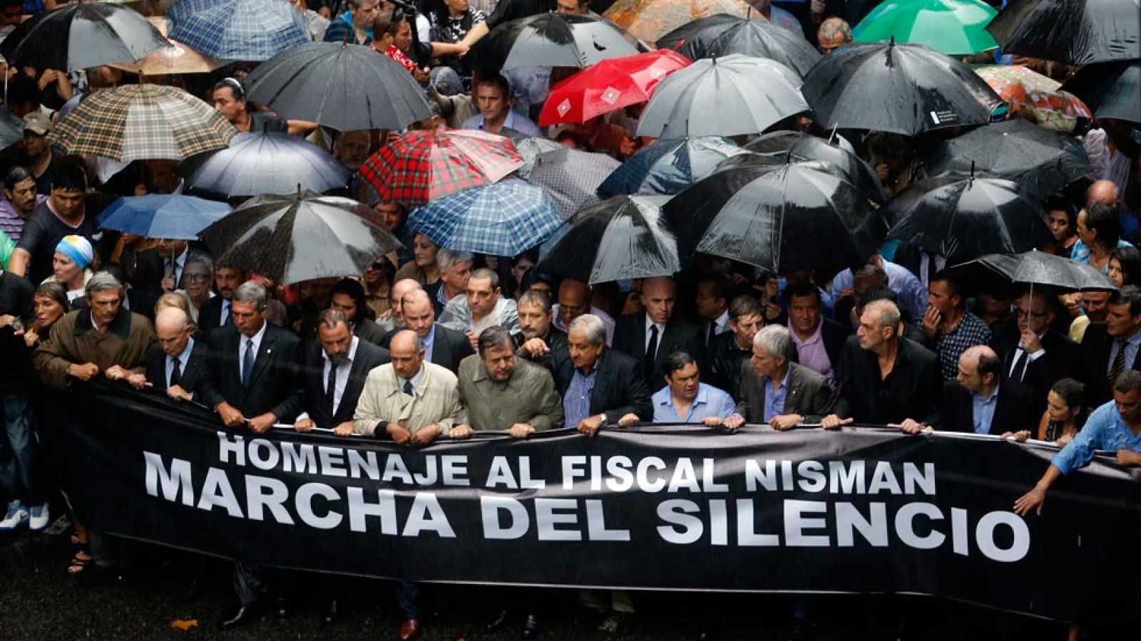 Miles de manifestantes marchan bajo la lluvia en Buenos Aires en memoria del fiscal Nisman