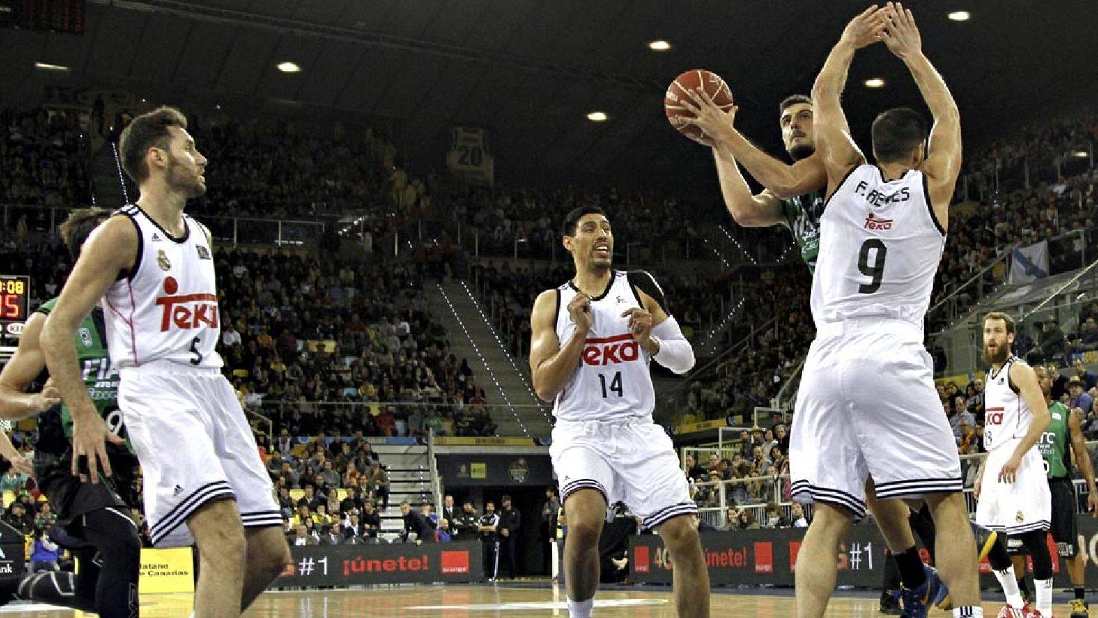 El Real Madrid y el FC Barcelona volverán a verse las caras en la final de la Copa del Rey de baloncesto, después de que el conjunto blanco se impusiera al FIATC Joventut por 83-100.