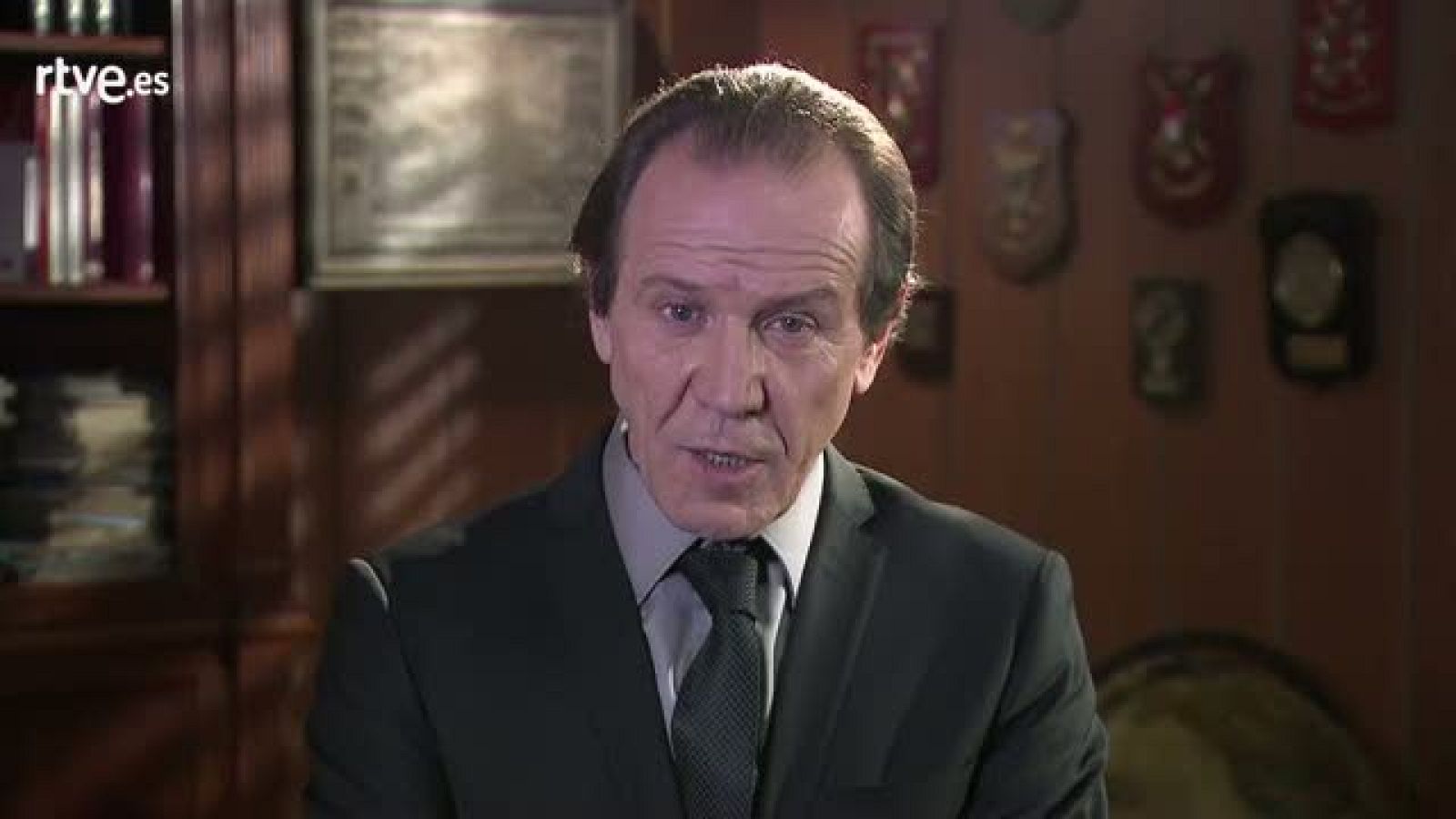 El Ministerio del Tiempo - Ernesto da la bienvenida al grupo de WhatsApp de seguidores de la serie - El Ministerio del Tiempo | Ver