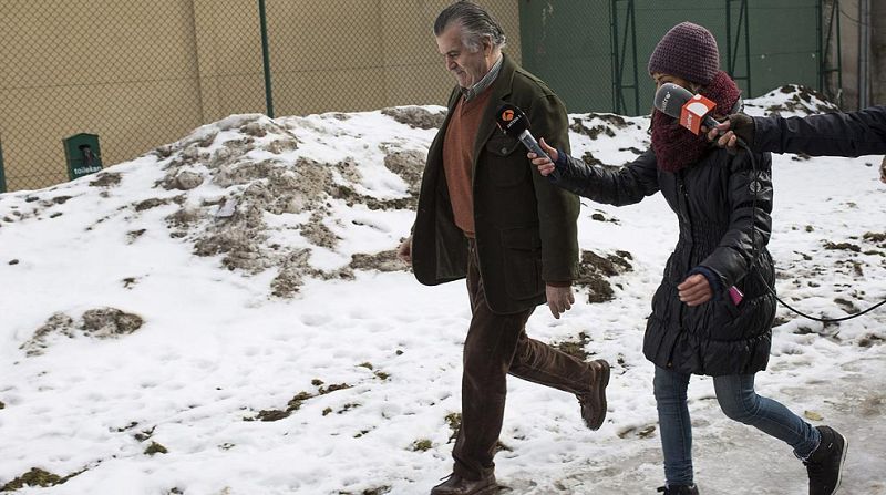 Bárcenas firma en el juzgado su permiso de vacaciones en Baqueira Beret - Informativo 24h | Ver