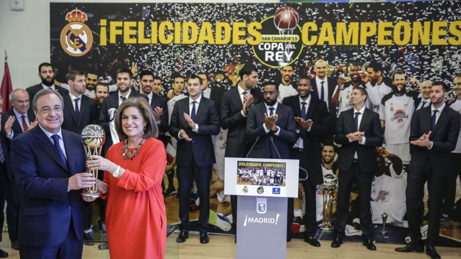 El Real Madrid ofrece la Copa del Rey a la ciudad | Ver