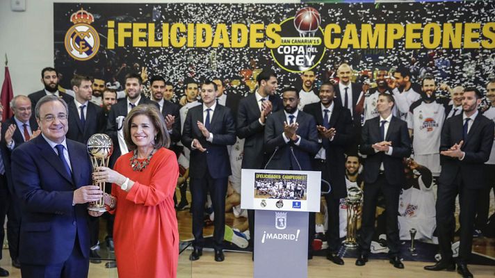 Telediario 1 - El Real Madrid ofrece la Copa del Rey a la ciudad