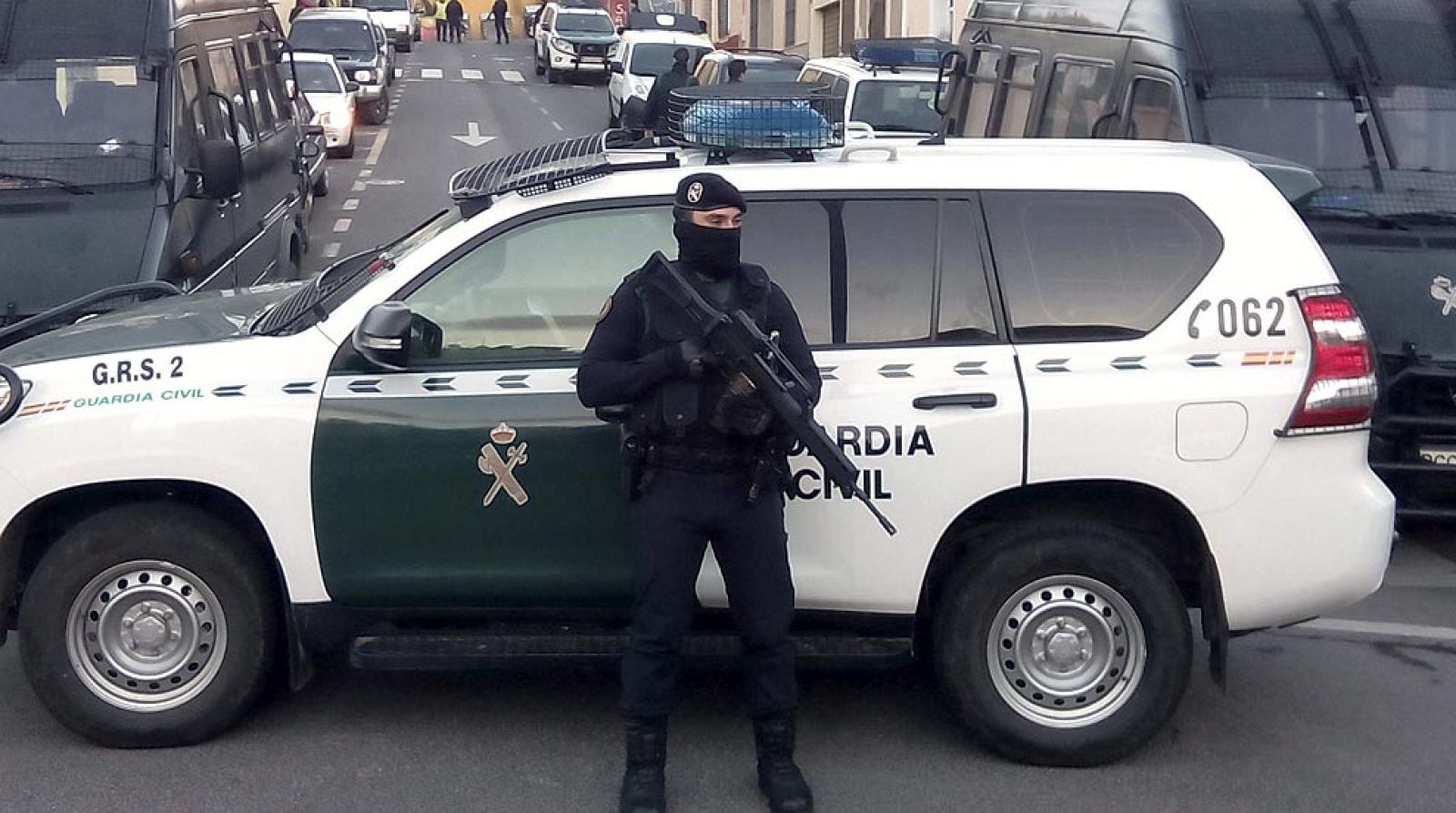 Detenidas 4 personas en Cataluña y Melilla en una operación contra una red de captación del EI - Informativo 24h | Ver