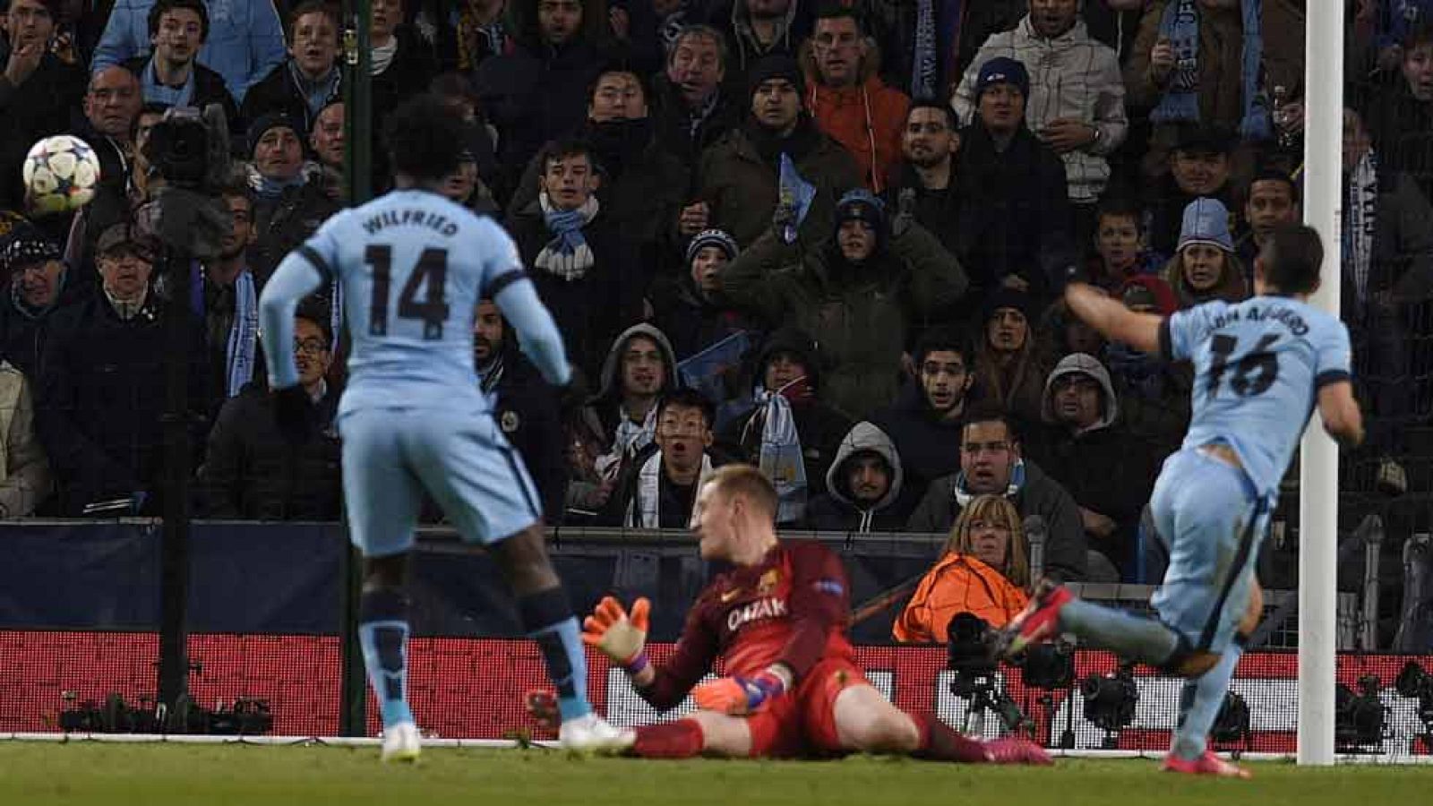 El delantero del Manchester City Sergio 'Kun' Agüero ha marcado ante el FC Barcelona el 1-2, tras una jugada colectiva. El argentino ha conseguido colarse entre los centrales para batir a Ter Stegen.