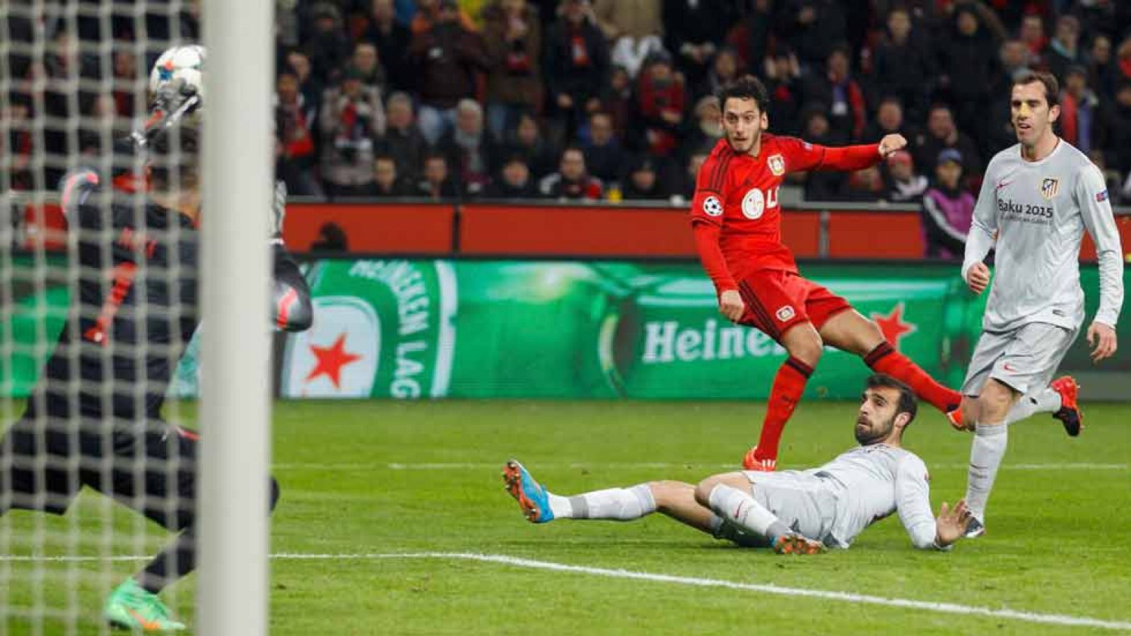 Jugada de Bellarabi que se va por velocidad y cede en profundidad a Calhanoglu. El turco le gana la espalda a los defensas y fusila a Moyá con un latigazo seco.