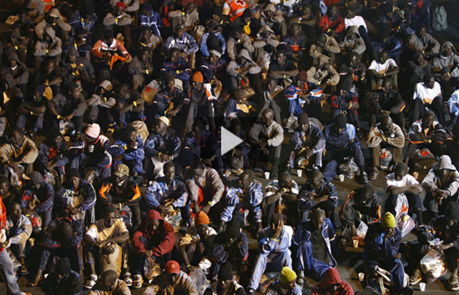 Llega a Tenerife una patera con 229 inmigrantes. Seis de ellos han tenido que ser ingresados por hipotermia