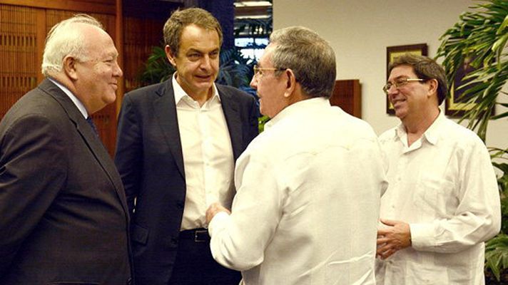 Telediario 1 - Zapatero visita La Habana y se reúne con Raúl Castro