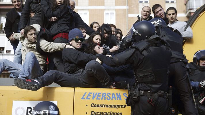 Telediario 1 - Al menos 11 detenidos durante un desalojo en Madrid