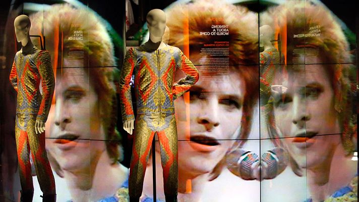 Informativo 24h - Un retrospectiva en París repasa la carrera de David Bowie