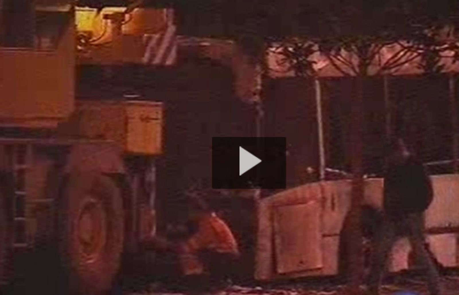 Anoche, en San Sebastián, varios encapuchados incendiaron un autobús de línea | Ver