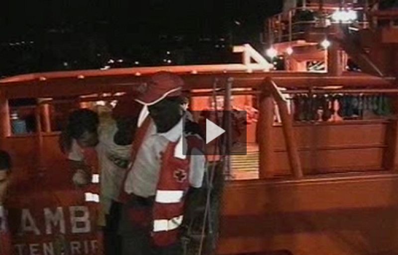 A Tenerife llegaban anoche 230 inmigrantes en un solo cayuco | Ver