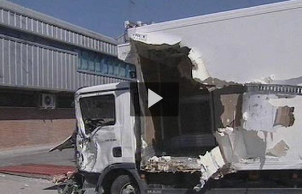  - Roba un camión y choca con un bus