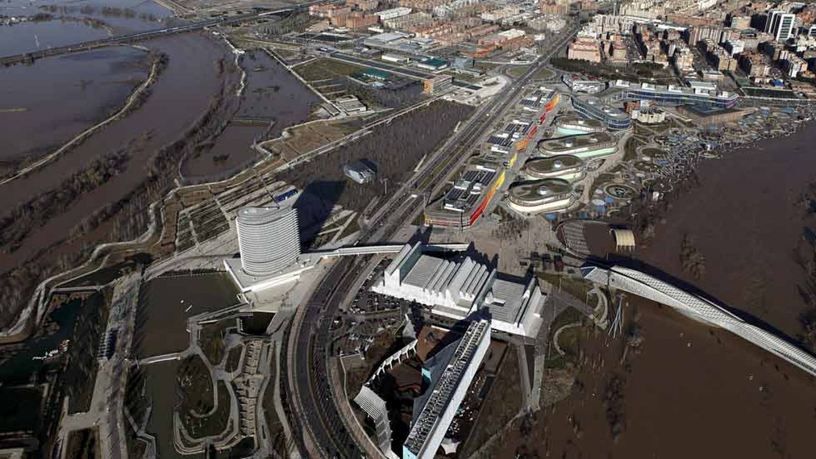 El Ebro pierde fuerza antes de su llegada a la localidad zaragozana de Pina de Ebro | Ver