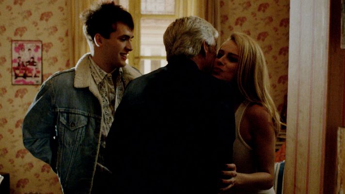 Cuéntame cómo pasó - ¡Antonio conoce a Nuka en bragas!