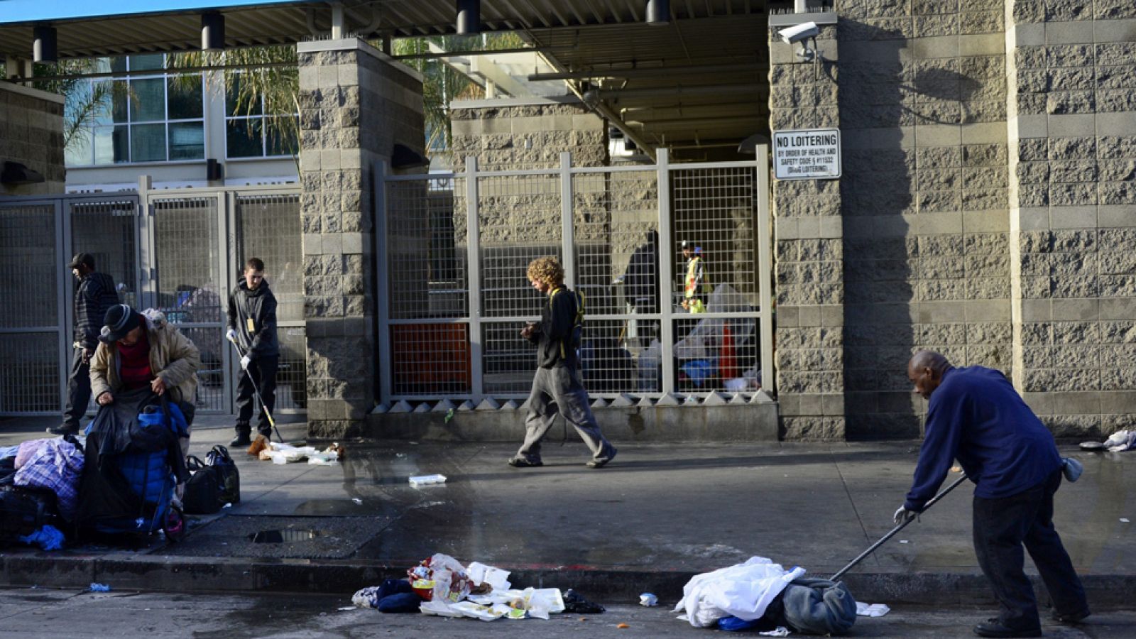 La policía de Los Ángeles mata a tiros a un indigente | Ver