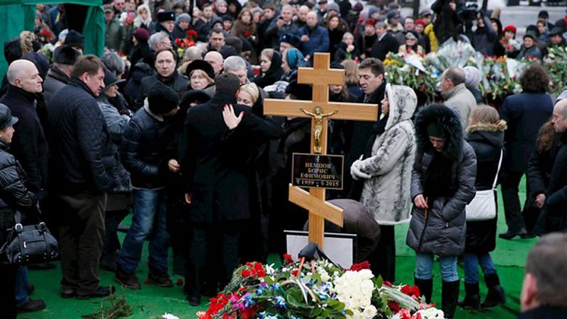 Multitudinaria despedida al líder opositor ruso Nemtsov asesinado junto al Kremlim