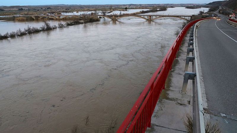 Baja el nivel del Ebro en la ribera de Zaragoza, pero se siguen reforzando las motas de contención