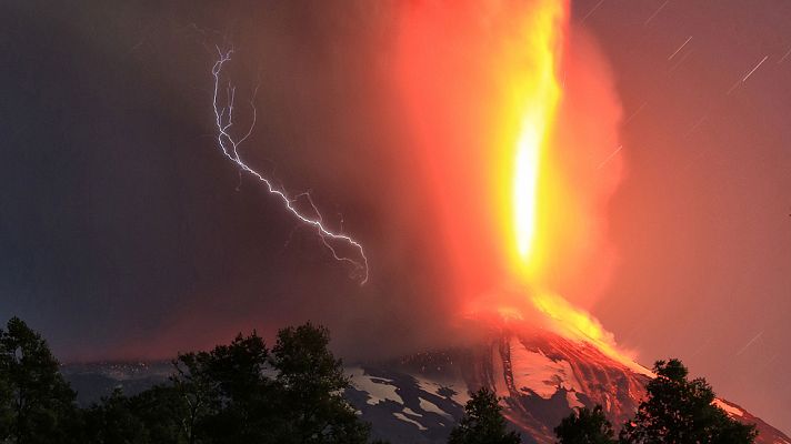 Telediario 1 - El volcán chileno Villarrica entra en erupción y las autoridades evacuan las localidades cercanas
