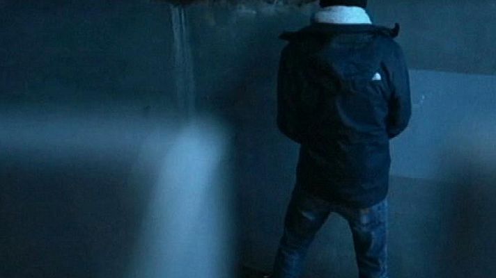 Telediario 1 - Vecinos de Hamburgo utilizan una pintura especial para disuadir a quienes orinan en las paredes