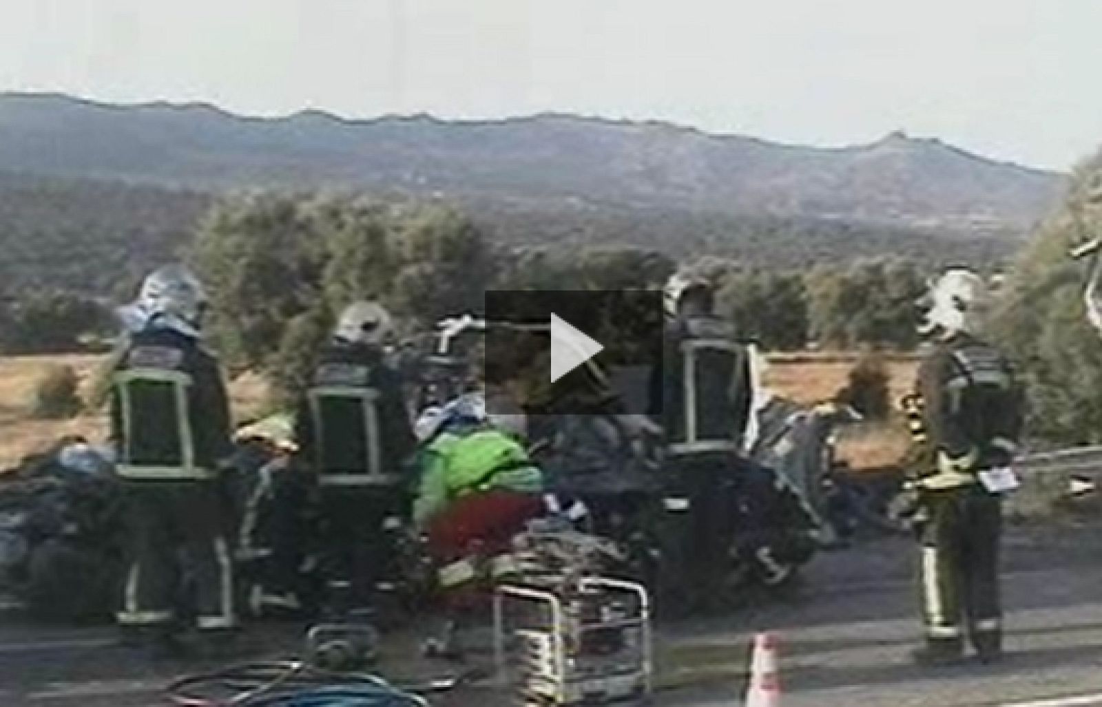 Un camión aplasta un turismo y fallecen sus dos ocupantes | Ver