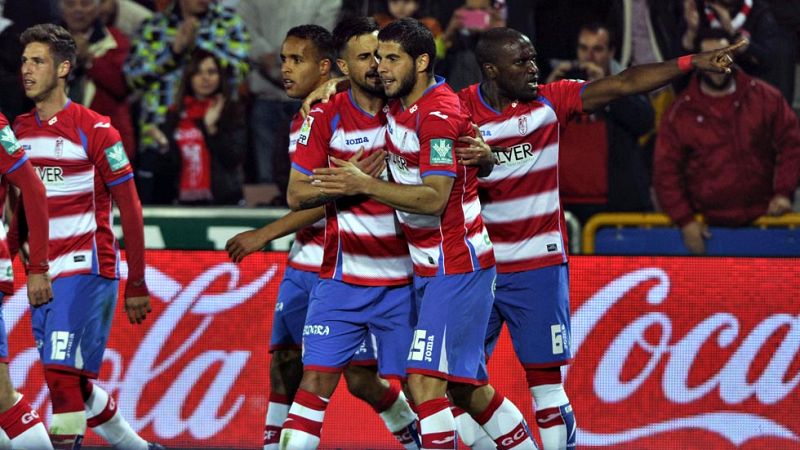 El Granada se lleva el derbi andaluz ante el Málaga por 1-0 en el partido que cierra la jornada sabatina de Liga. Un gol en propia meta de Camacho al intentar rechazar un remate de Robert dio la victoria a los locales.