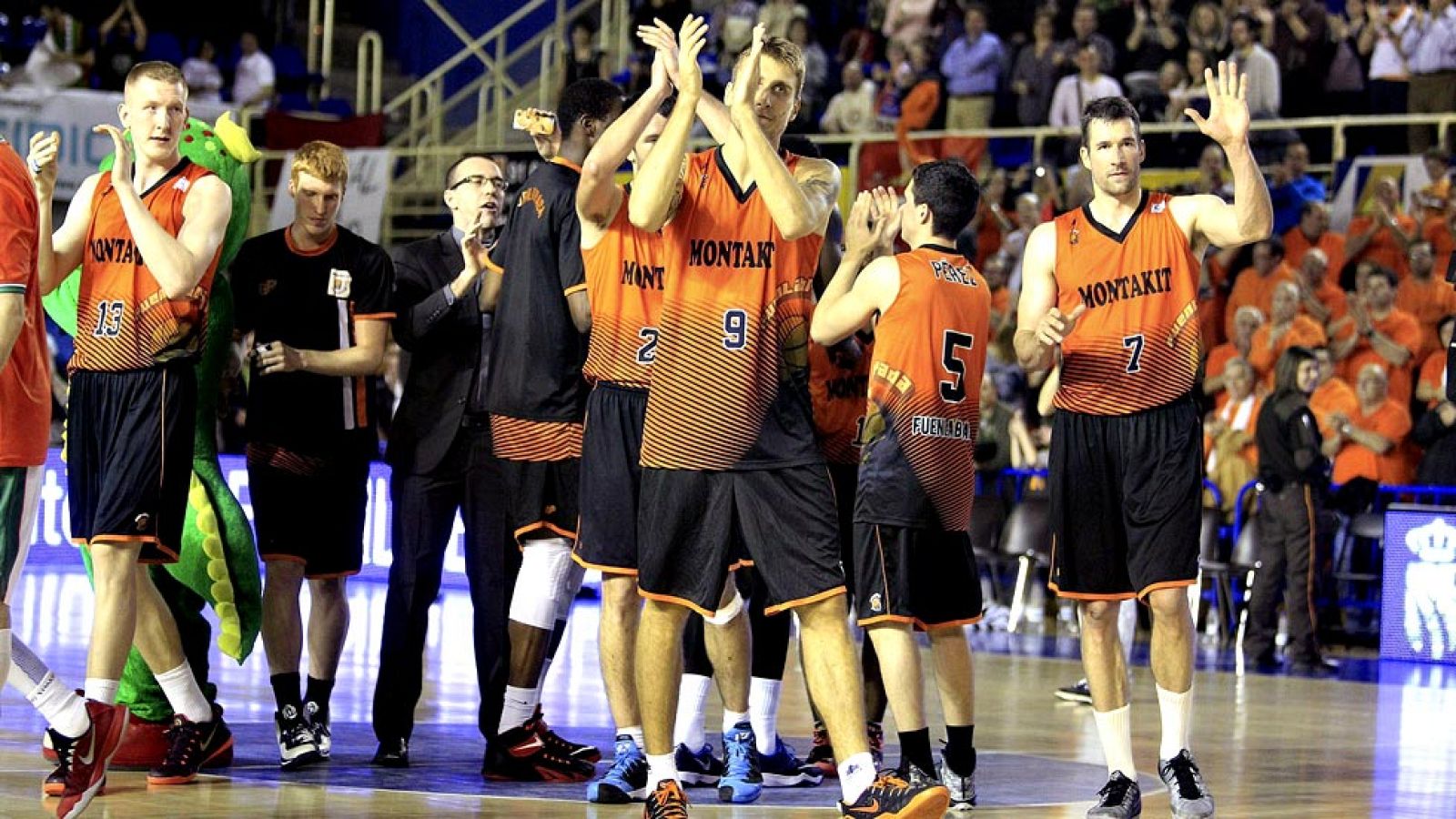 El Montakit Fuenlabrada sufre en un partido igualadísimo, gana al Baloncesto Sevilla en un final de thriller (82-81) y sueña con una clasificación en la que sale de los puestos de descenso. Jeleel Akindele, vital en el triunfo, con 24 puntos, 8 rebot