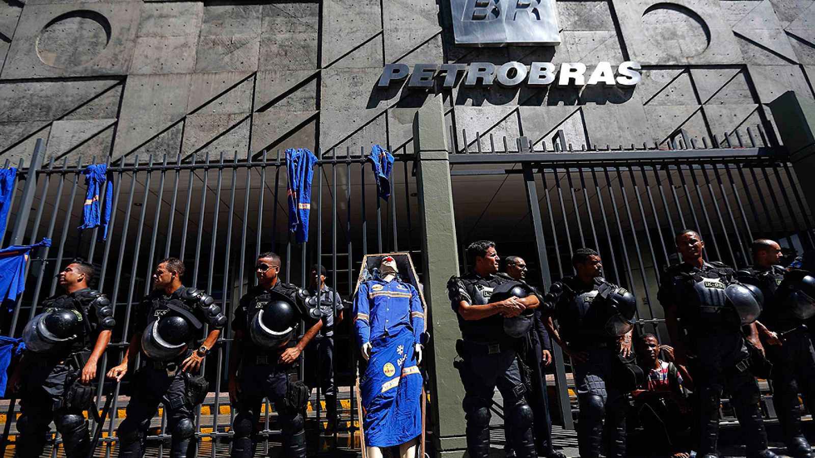 El escándalo Petrobras pone al Gobierno de Rousseff en una situación incómoda | Ver