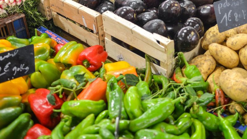 La cesta de la compra se llena más porque los precios han bajado, según un estudio