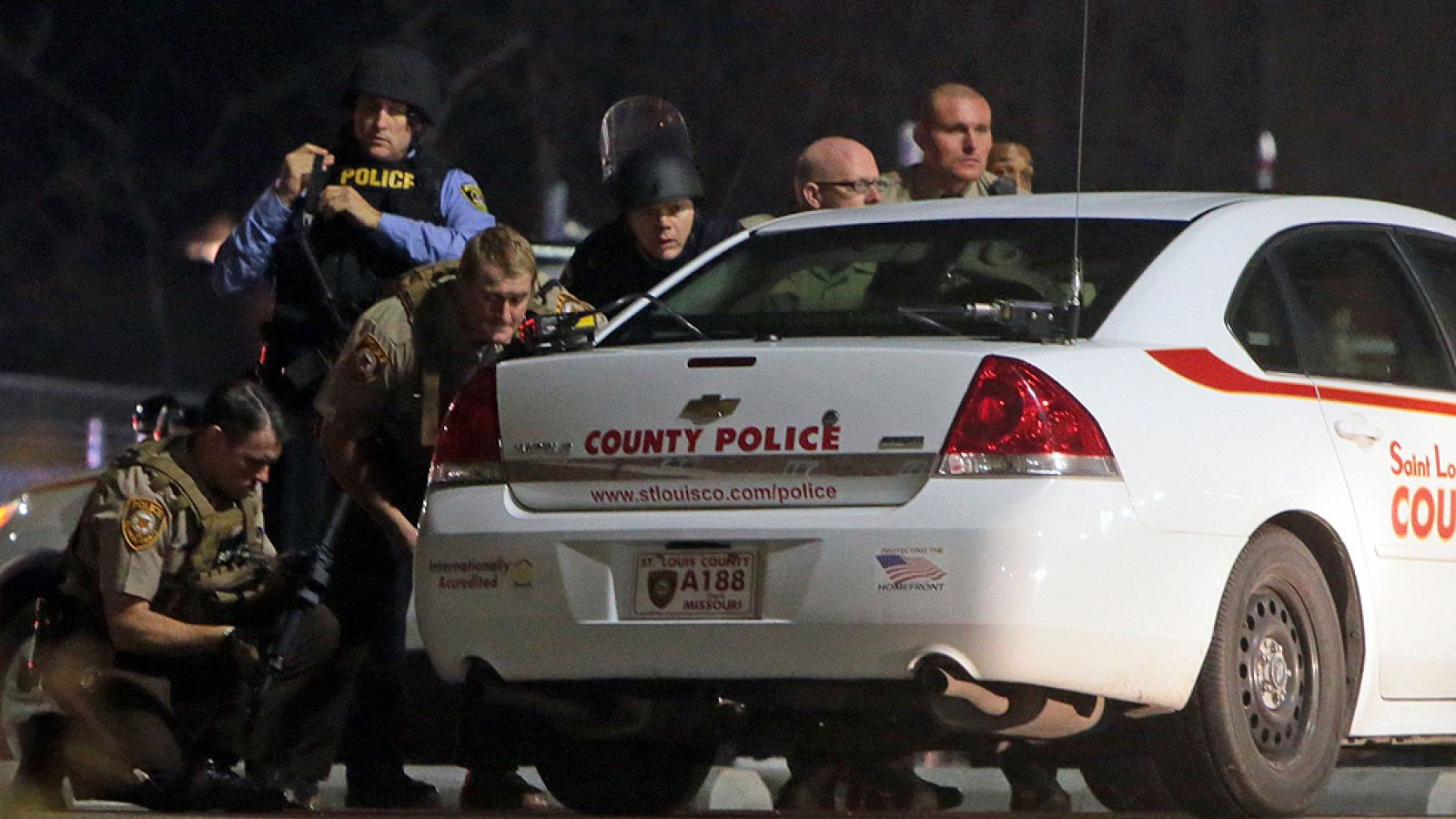 Dos agentes heridos en un nuevo tiroteo, frente a una comisaría en Ferguson