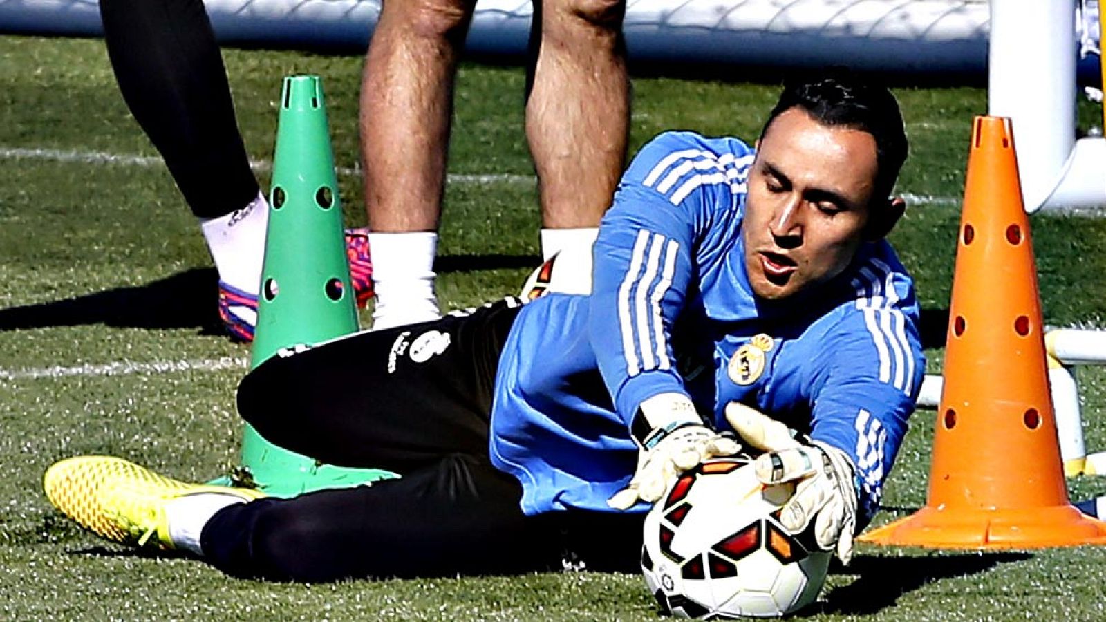 El Real Madrid encara la visita de un Levante que acaba de abandonar la zona de descenso, con la obligación de mejorar su preocupante imagen, poner fin a la crisis de resultados que protagoniza en 2015 y recuperar la autoestima antes de encarar un du