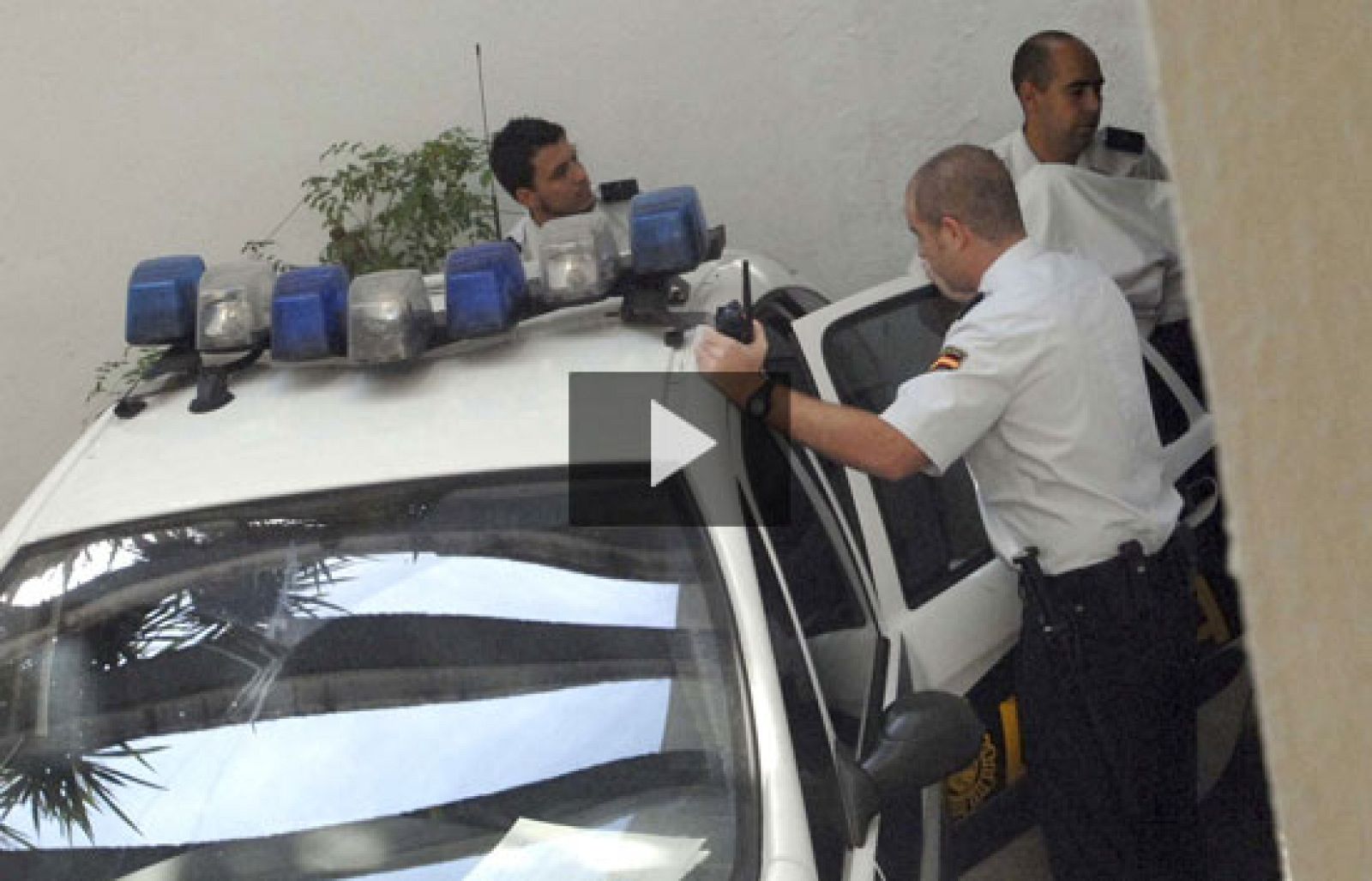 Dos policías locales y una mujer en prisión por supuesta implicación en una agresión sexual | Ver