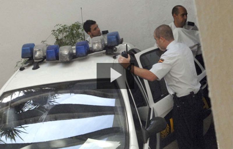 Dos policías locales y una mujer en prisión por supuesta implicación en una agresión sexual | Ver