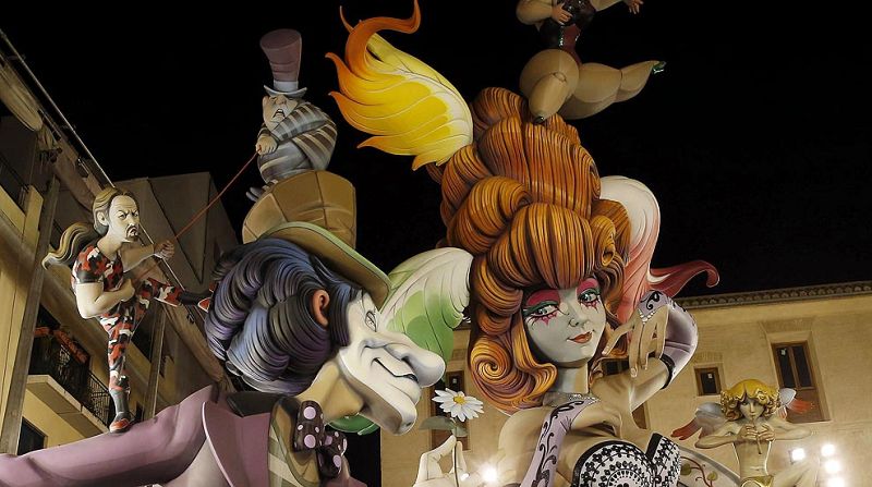 La falla 'Pantomima' gana el primer premio especial 2015 con una ácida crítica al poder y al dinero | Ver