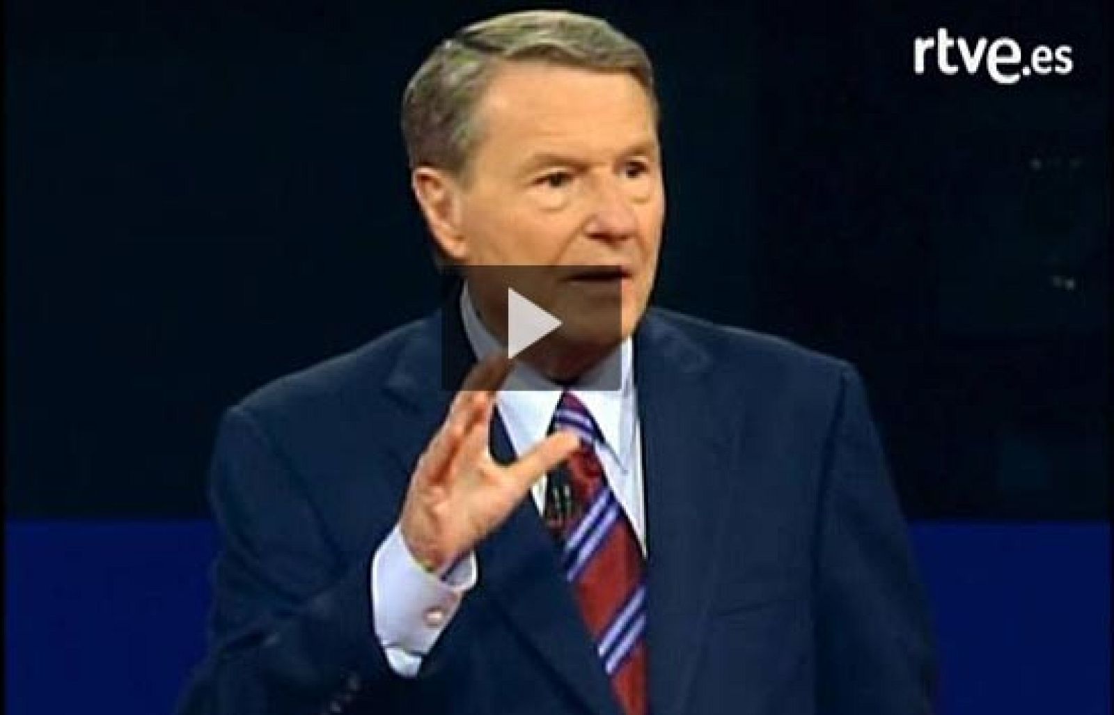 El presentador de la PBS, Jim Lehrer, explica las instrucciones del debate minutos antes del comienzo del choque dialéctico entre Obama y Mccain en el debate del pasado viernes en Misisipi.